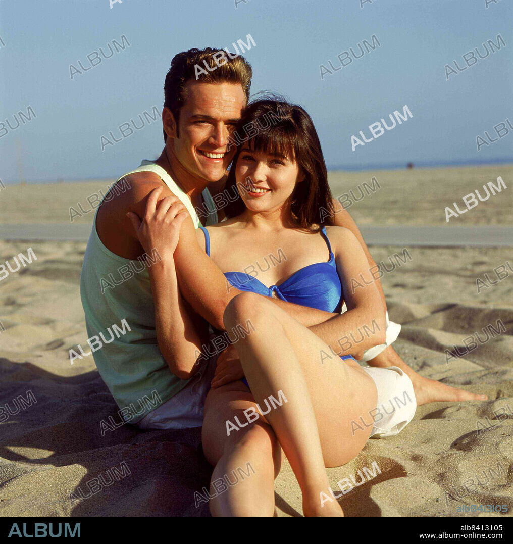 LUKE PERRY and SHANNEN DOHERTY in BEVERLY HILLS,90210, 1990, directed by DANIEL ATTIAS, DAVID SEMEL, JASON PRIESTLEY and MICHAEL LANGE. Copyright Spelling Television / 90210 Productions.