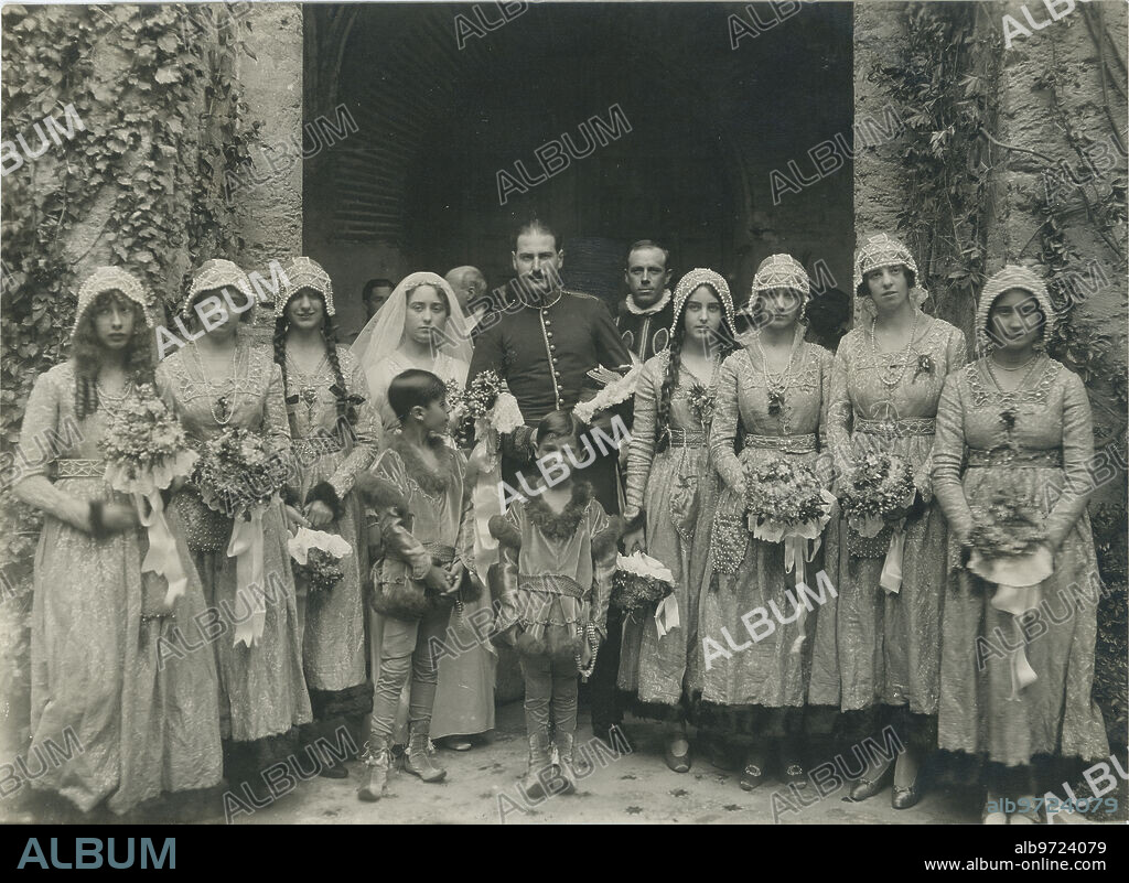 Córdoba, 10/24/1916. Aristocratic wedding in the old monastery of San Jerónimo, in the mountains of Córdoba. The bride and groom, Miss Carmen López Carrizosa, daughter of the Marquises of Mérito, and Mr. Jack Mitjans y Murrieta, son of the Duke of Santoña.