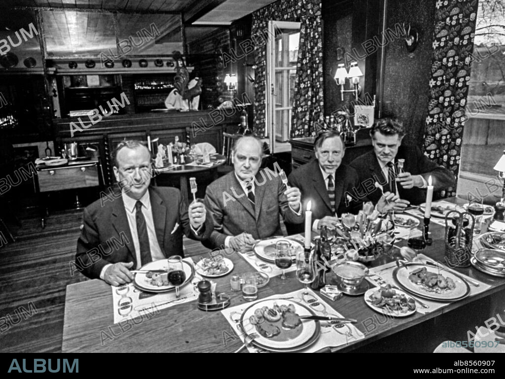 STOCKHOLM 1968-04-24.. Fyra medlemmar i Svenska Uteätar-Unionen äter middag på Stallmästargården. Från vänster Axel Wennerling, biträdande redaktionschef i Dagens Nyheter, Eld (Erik Lundegård), journalist, kåsör och manusförfattare, Red Top (Lennart Nyblom), skribent, kåsör och författare, och Karl Anders Adrup, journalist.. Foto: Bertil S-son Åberg / RiR / SVT / Kod: 5600. Bild och reportage publ i RiR 20/68 sid. 20-21 inför ett radioprogram.. RiR 18969 sv/v neg  . På rad Gafflar.