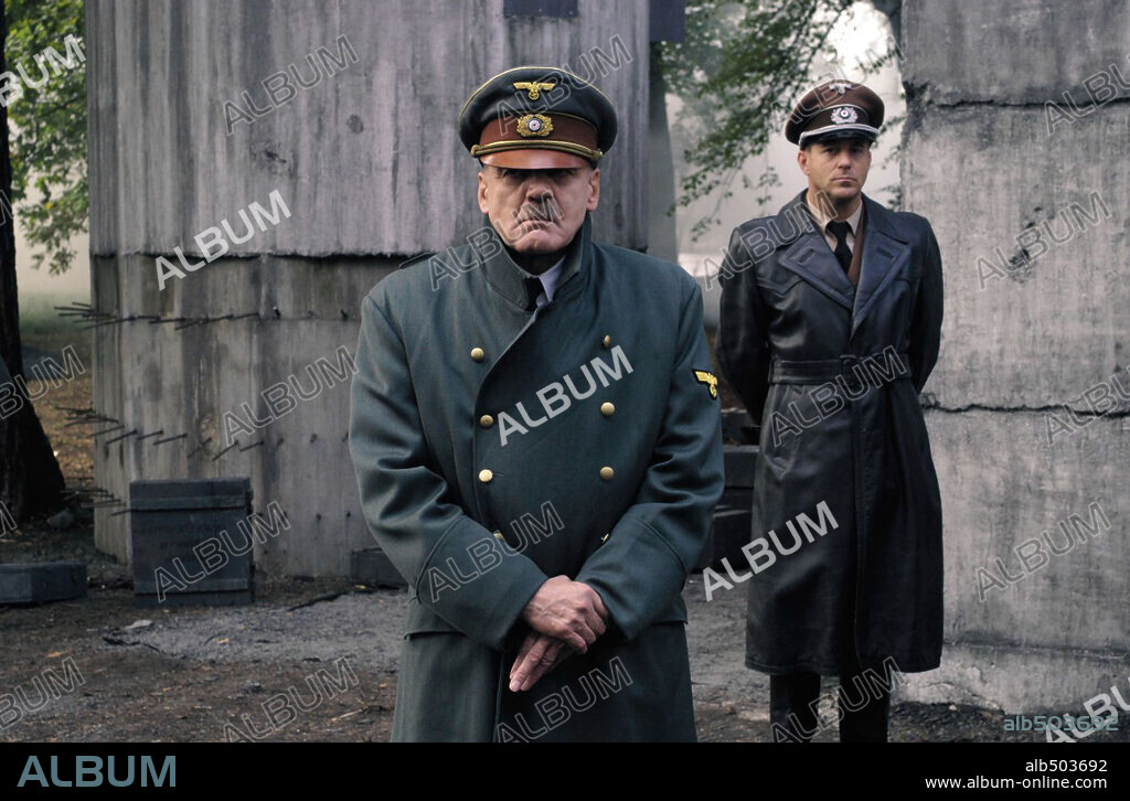 Adolf Hitler y BRUNO GANZ. BRUNO GANZ en EL HUNDIMIENTO, 2004 (DER UNTERGANG), dirigida por OLIVER HIRSCHBIEGEL. Copyright CONSTANTIN FILM.