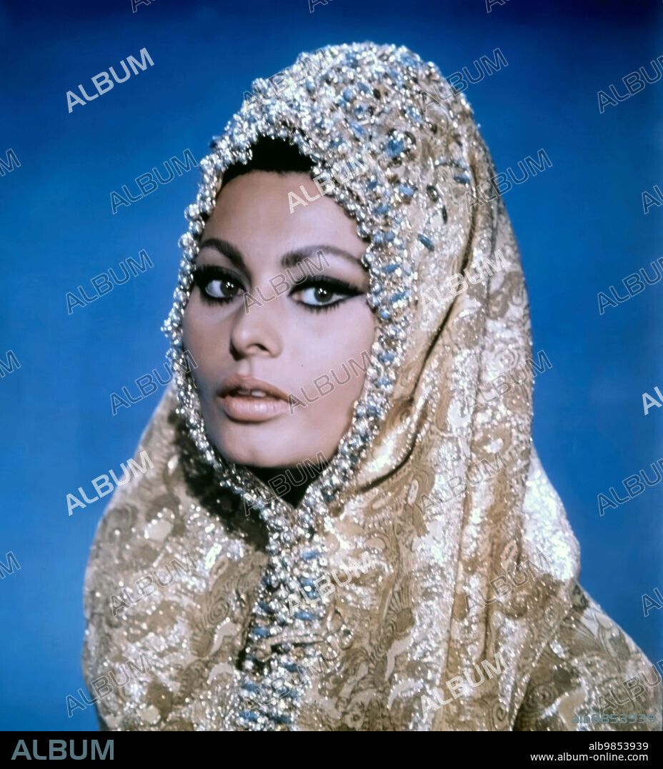 LOREN SOPHIA / LOREN SOFIA 1934/. SOPHIA LOREN in ARABESQUE, 1966, directed by STANLEY DONEN. Copyright RANK/UNIVERSAL.