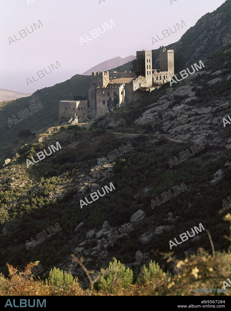 EXTERIOR DEL MONASTERIO DE SAN PEDRO DE RODAS - SIGLO XI - FOTO AÑOS 70.
