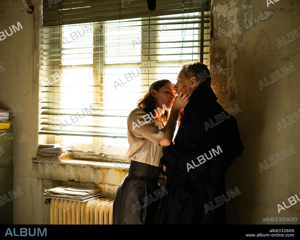 KRISTEN STEWART y VIGGO MORTENSEN en CRIMENES DEL FUTURO, 2022 (CRIMES OF THE FUTURE), dirigida por DAVID CRONENBERG. Copyright SERENDIPITY POINT FILMS.
