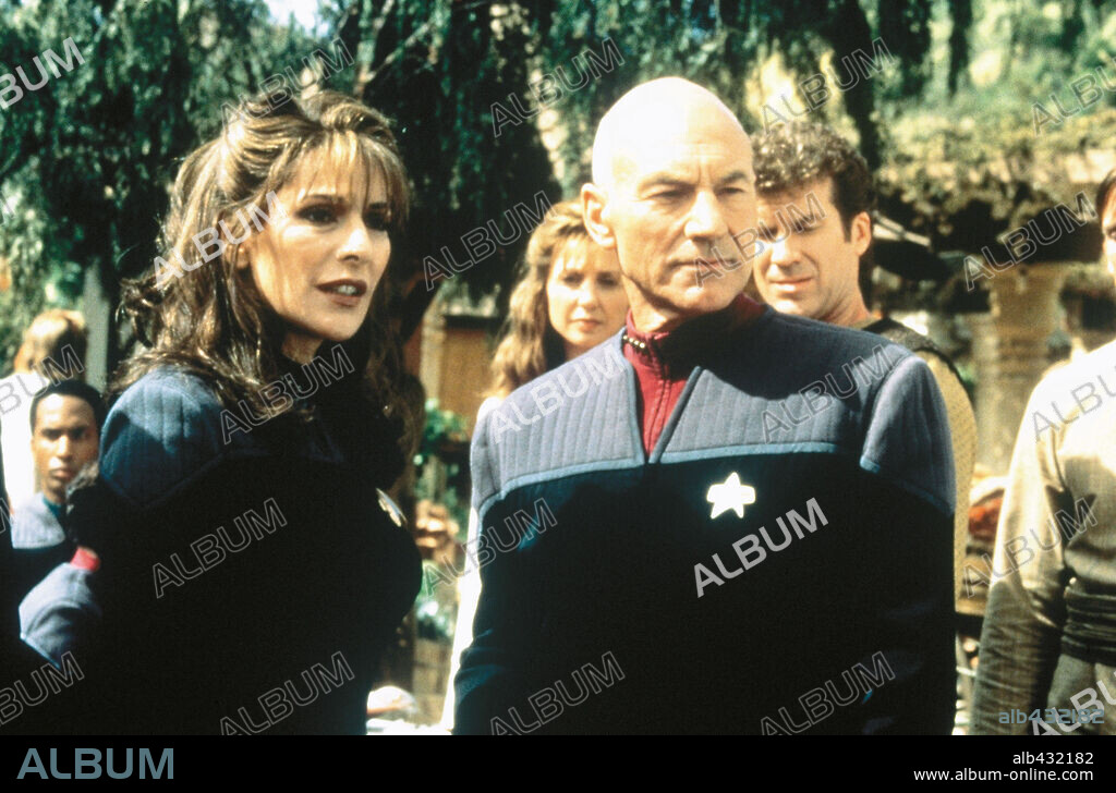 GATES McFADDEN y PATRICK STEWART en STAR TREK: INSURRECCIÓN, 1998 (STAR TREK: INSURRECTION), dirigida por JONATHAN FRAKES. Copyright PARAMOUNT PICTURES.
