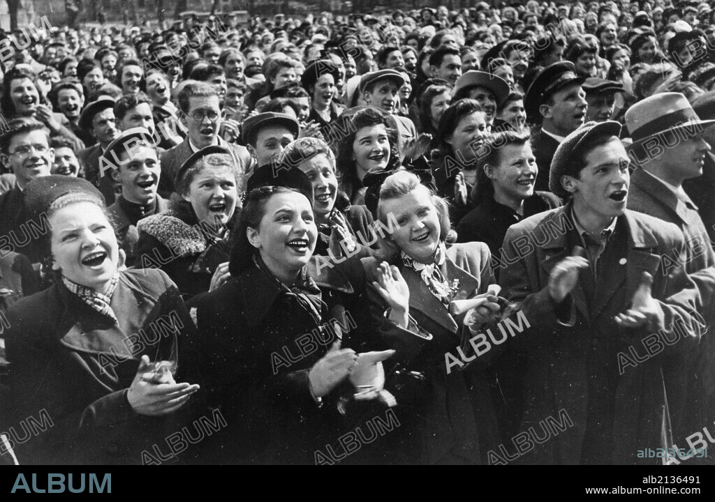 Victory day celebration in leningrad, ussr, may 1945, happy leningrad residents cheering the end of world war 2 in europe. 01/02/2013