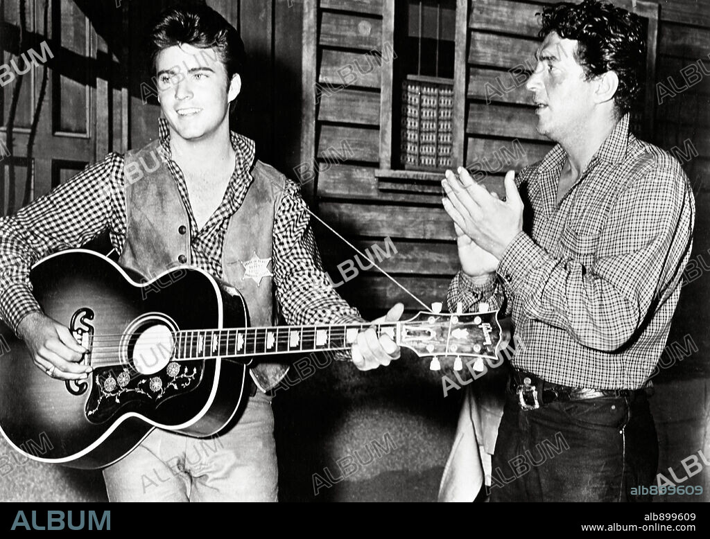 DEAN MARTIN et RICK NELSON (RICKY) dans RIO BRAVO, 1959, réalisé par HOWARD HAWKS. Copyright WARNER BROTHERS.