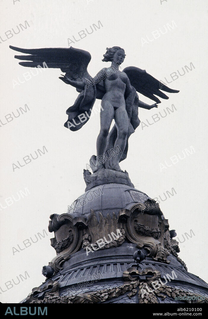 FEDERICO COULLAUT-VALERA. VICTORIA ALADA - REMATE DE LA CUPULA DEL EDIFICIO METROPOLIS QUE FUE COLOCADA EN 1975 SUSTITUYENDO AL AVE FENIX QUE HABIA ANTERIORMENTE.