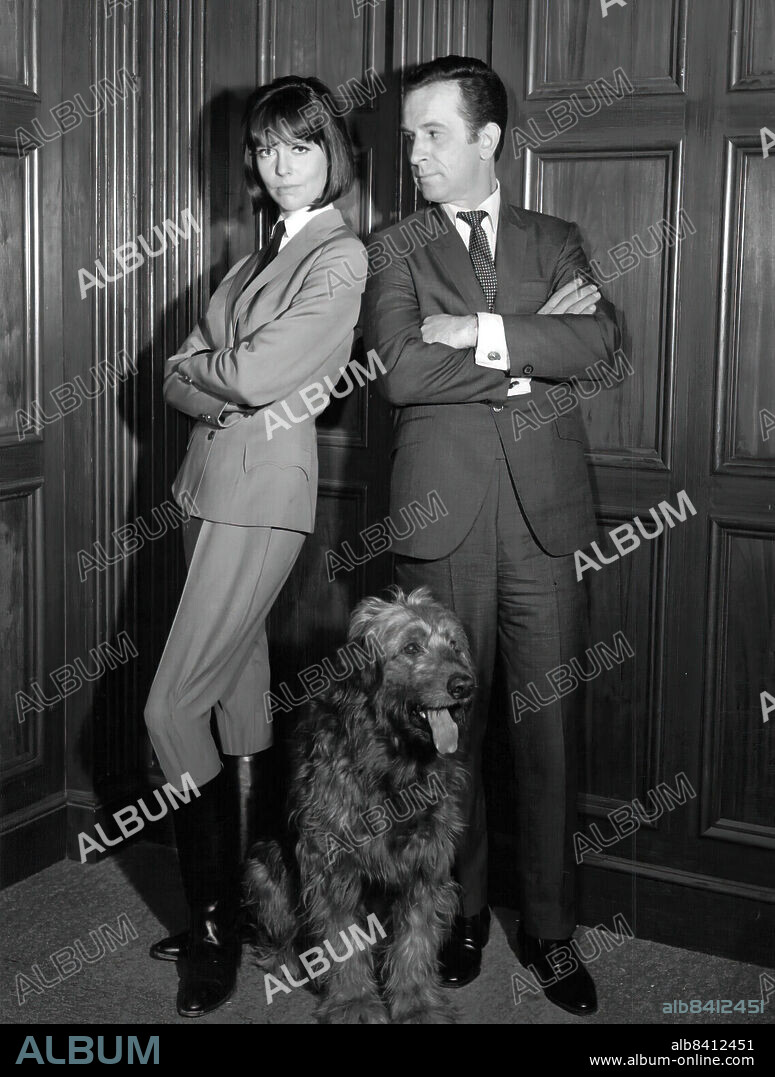 BARBARA FELDON y DON ADAMS en SUPERAGENTE 86, 1965 (GET SMART), dirigida por BRUCE BILSON, DON ADAMS y GARY NELSON. Copyright CBS TV/NBC.