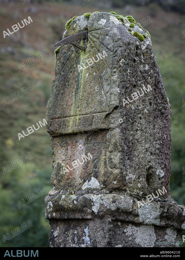 reloj de sol en el puente, del siglo XVI, Bárcena Mayor, Conjunto Histórico - Artístico, parque natural del Saja-Besaya, Cantabria, Spain.