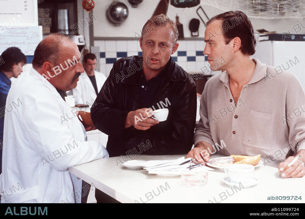 EUROCOPS / Zorro / When a man is shot at the freight station, Inspector Dorn is faced with a mystery. At first he believes that it is another victim in the dispute between two drug gangs, but it soon becomes clear that the murder must have more private reasons ... / Photo: HEINER LAUTERBACH (Thomas Dorn) and ROLF BECKER (Lehmann) / Headline: EUROCOPS / BRD 1988.