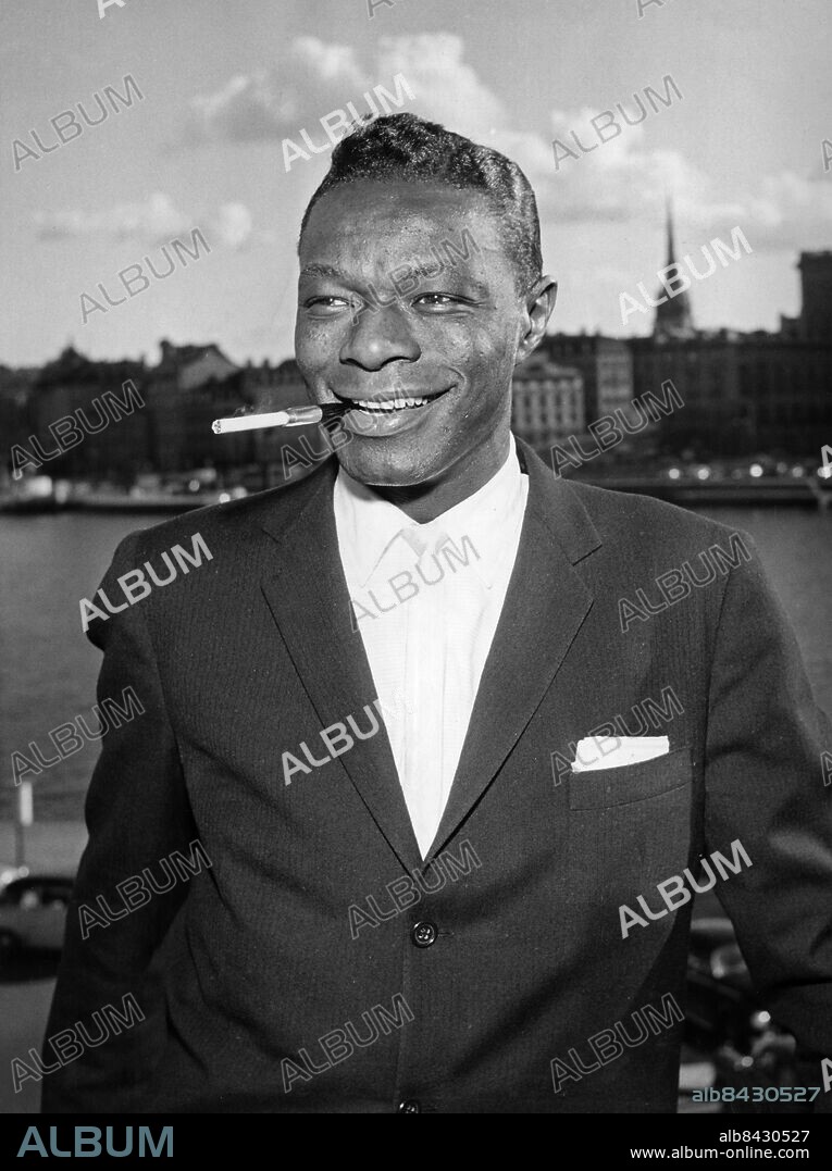 ARKIV STOCKHOLM 19600425. Nat King Cole, amerikansk pianist och sångare, vid ett besök i Stockholm där han ska framträda i Konserthuset. Foto: Rolf Petterson / SVT Bild / Kod: 5600 AB Text & Bilder Cigarettmunstycken Leende persons: NAT KING COLE sites: USA*;STOCKHOLM;SVERIGEBilden får endast användas i programpresenterande sammanhang. Fotografens namn, Sveriges Television samt programmets titel skall alltid anges.