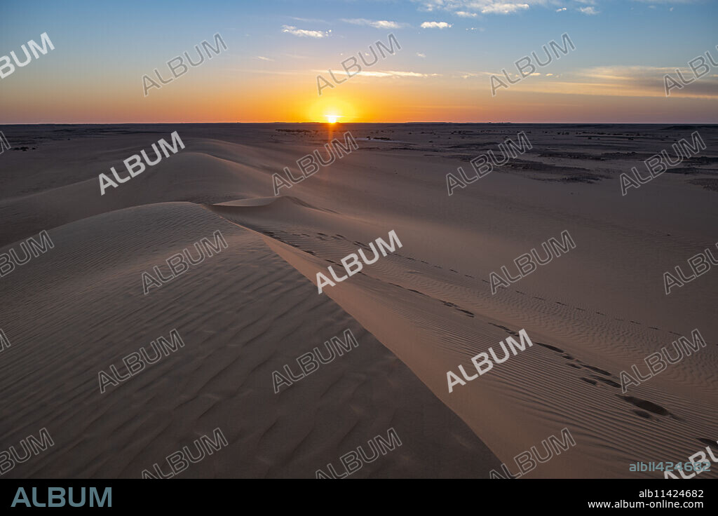 Sunset over the sand dunes, Djado Plateau, Sahara, Niger, Africa.