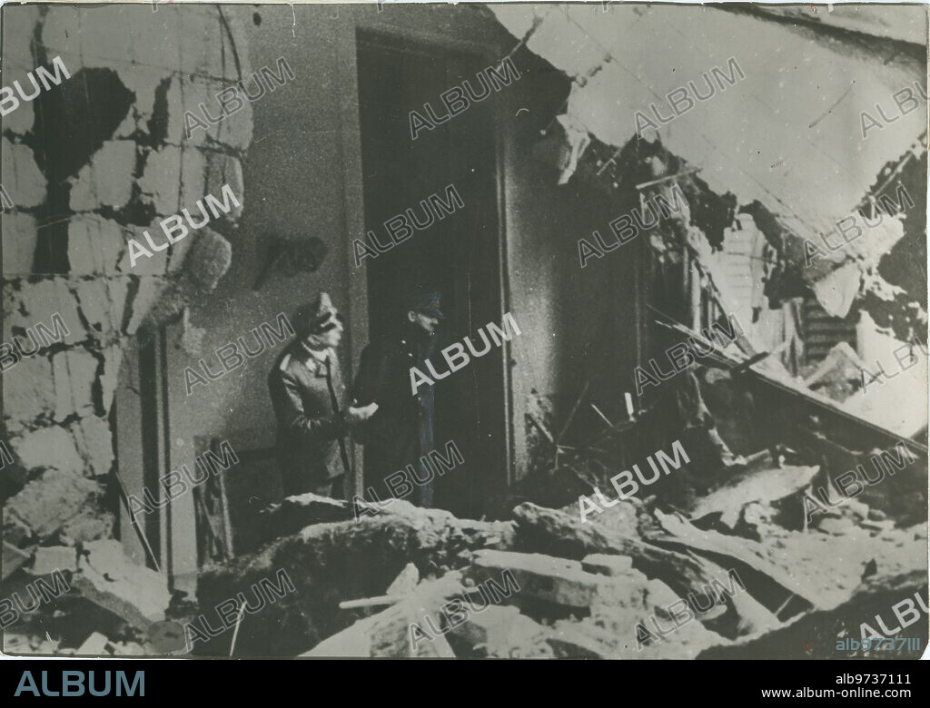 Berlín (Alemania), 20/04/1945. Adolf Hitler y su edecán Julius Schaub, contemplas las ruinas de la Cancillería del Reich. Esta es la última foto que se conoce de Hitler vivo.