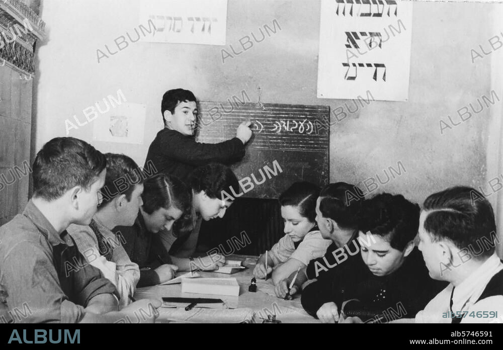 History / Germany / Jews / Photo /. Nazi era (1933-45). Hachshara Maccabi training farm in Alt-Karbe bei Friedeberg, now part of Poland (agricultural training for youth in preparation of emigrating to Palestine, part of the Jugendalija): Hebrew lessons. Photo, Abraham Pisarek, undated (c1935).