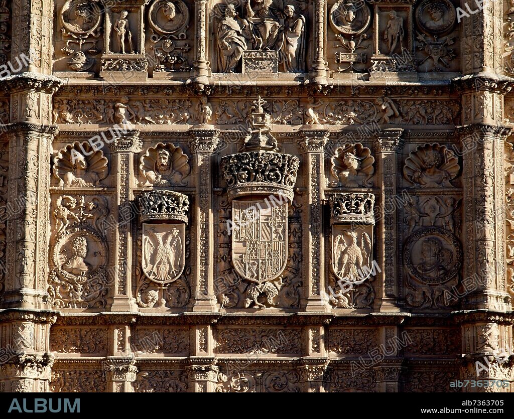 DETALLE DE LA FACHADA LA UNIVERSIDAD DE SALAMANCA - ESCUDO IMPERIAL DE CARLOS V JUNTO A LOS BUSTOS DEL EMPERADOR Y SU ESPOSA-PARTE SUP.