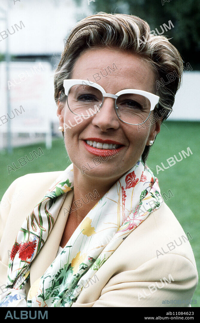 ILONA CHISTEN (pictured in 1998) has been broadcasting her daily talk show on RTL for five years now, making her the undisputed market leader between 3 and 4 p.m. The power woman has a simple formula for her success: performance, loyalty and love of her job. A recent study attests to Ilona Christen's empathy and credibility, and describes her briefly as a "brand product"... / Headline: ILONA CHRISTEN.