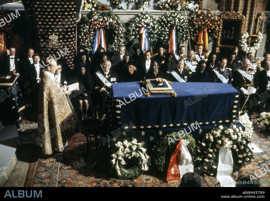ARKIV STOCKHOLM 1972-12-07.. Crown Prince Carl Gustaf and Prince Bertil are seen during the funeral of Princess Sibylla in the Chapel of ther Royal palace in Stockholm,Sweden, December 7, 1972 . Foto: SVT Bild / Kod: 5600.