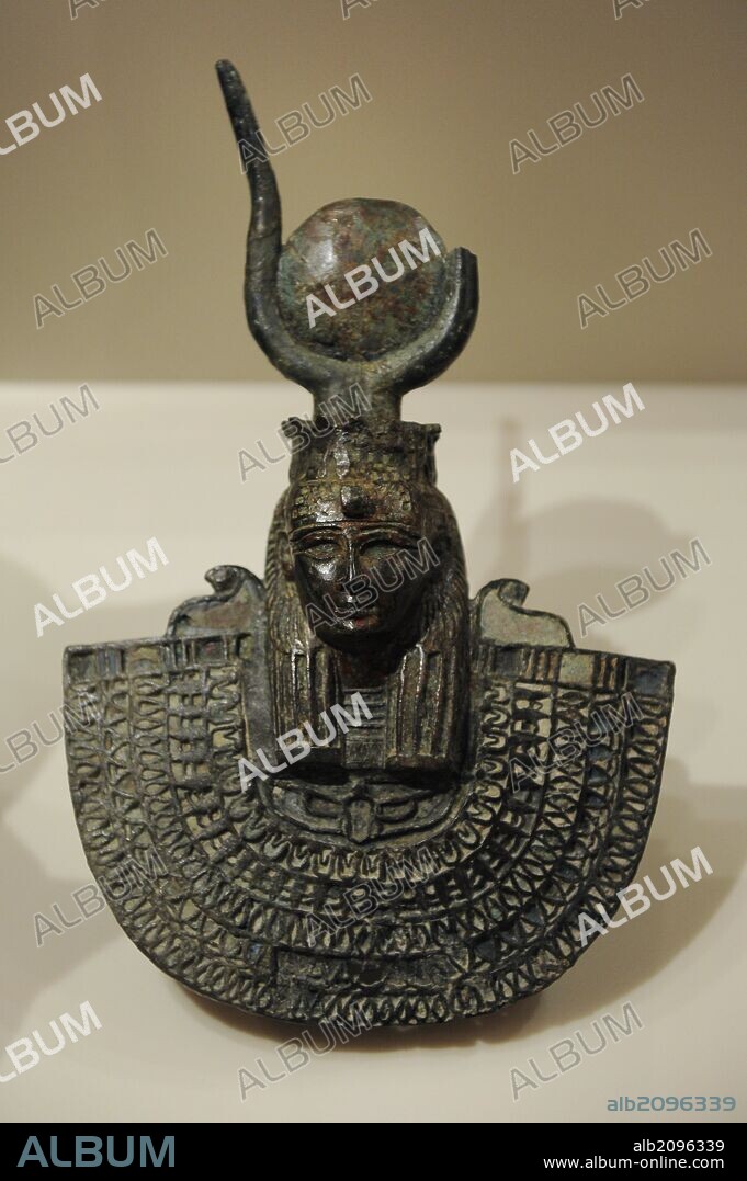 ARTE EGIPCIO. EGIPTO. Egida con cabeza de Hathor (cuernos de vaca y disco solar). Perído Tardio. XXVI Dinastía. Hacia el 500 a. C. Bronce. Neues Museum (Nuevo Museo). Berlín. Alemania. Europa.
