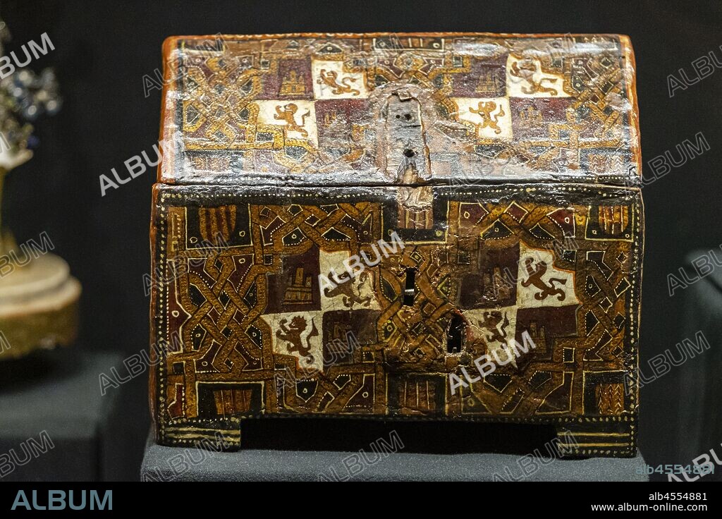 arqueta de reliquias con las armas de Castilla, Leon y Aragon, siglo XIII, Sala de reliquias, Monasterio de Santa María de San Salvador de Cañas, Cañas, La Rioja, Spain.