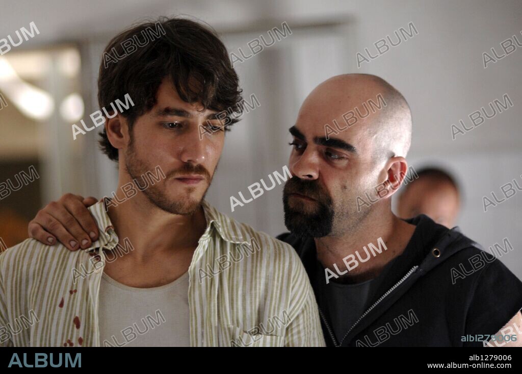 ALBERTO AMMANN y LUIS TOSAR en CELDA 211, 2009, dirigida por DANIEL MONZON. Copyright MORENA FILMS.