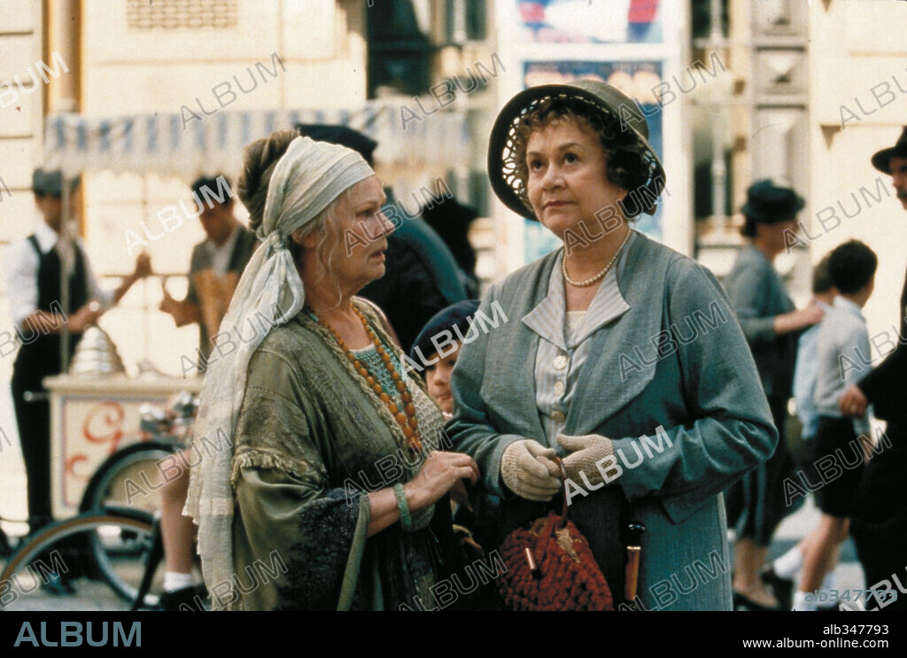 JOAN PLOWRIGHT and JUDI DENCH in TEA WITH MUSSOLINI, 1999, directed by FRANCO ZEFFIRELLI. Copyright MEDUSA FILM/UNIVERSAL PICTURES / ANTONELLO, PHILIPPE.