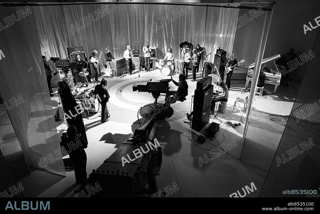1971.. SVENSKAR - OCH DOM SPELAR OCKSÅ Popgrupperna November, Life och Fläsket brinner Sänt första gången 1971-03-08 Progg persons: TOMAS RYDBERG;PAUL SUNDIN;ANDERS NORDH;RICHARD ROLF;BJÖRN INGE;CHRISTER STÅHLBRANDT;BO HANSSON;PER BRUUN;BENGT DAHLÉN;BILL ÖHRSTRÖM;STEN BERGMAN;ERIK DAHLBÄCK;GUNNAR BERGSTEN sites: SVERIGE.