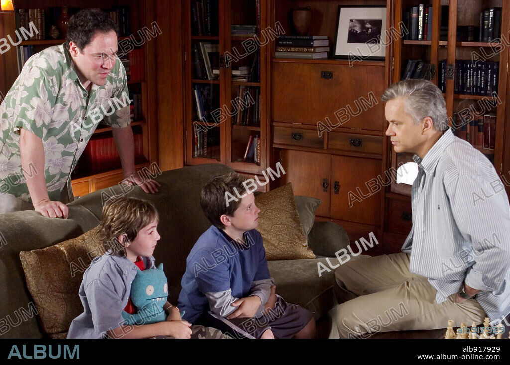 JON FAVREAU, JONAH BOBO, JOSH HUTCHERSON y TIM ROBBINS en ZATHURA, UNA AVENTURA ESPACIAL, 2005 (ZATHURA), dirigida por JON FAVREAU. Copyright COLUMBIA PICTURES CORPORATION/RADAR FILM / MORTON, MERRICK.