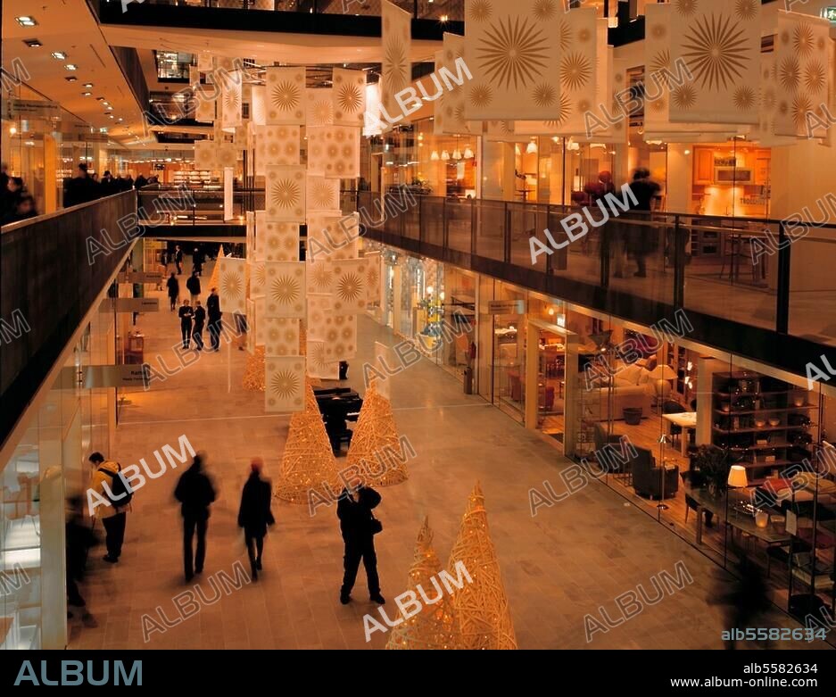 Berlin-Charlottenburg, stilwerk Design Center, Kantstraße 17-20 / Uhlandstraße 9-11. (built 1998/99; architects: Novotny, Mähner & Assoziierte). Inner courtyard with Christmas decorations. Photo, December 1999.