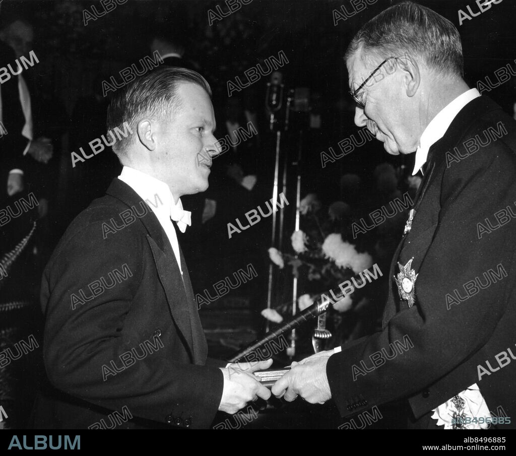 Orig. bildtext... NOBELFESTEN Prisutdelningen i Konserthuset. Thomas H. Weller hämtar sin andel i 1954 års fysiologi och medicin-pris hos H.M.Konungen. Anm. Nobelpriset i medicin 1954 tillsammans med John F Enders och Frederick C Robbins. persons: Gustaf VI Adolf ;Thomas Weller sites: STOCKHOLM ;SVERIGE ;USA*.
