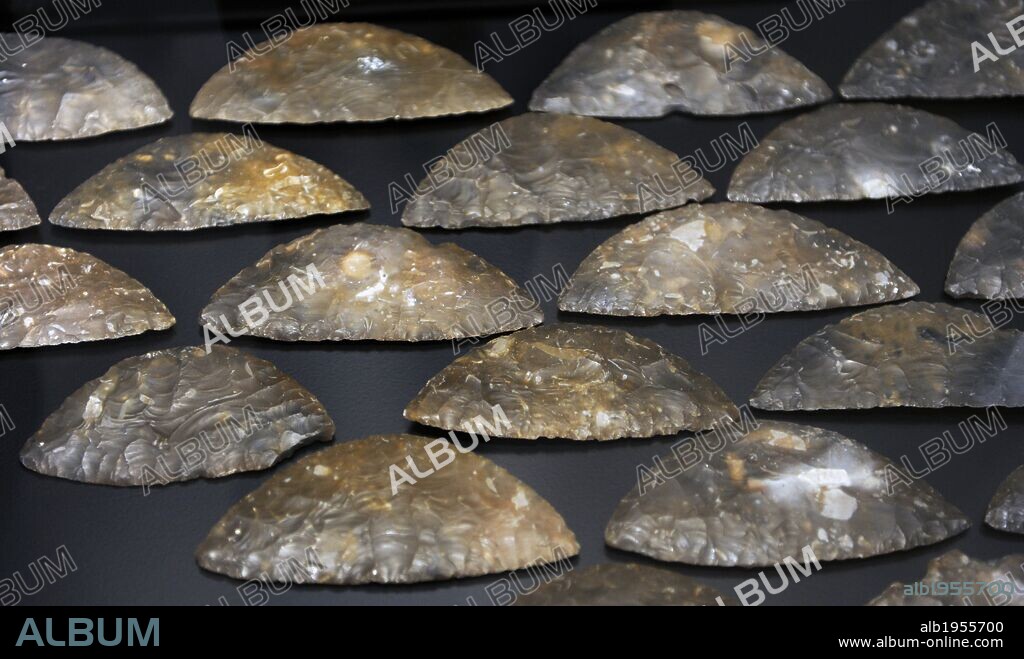 ARTE PREHISTORIA. EDAD DE LOS METALES. EUROPA. DAGAS de pedernal y herramientas de sílex. Procedentes de Gjera. Vendsyssel. Edad de Bronce temprana. 1700-1500 aC. Museo Nacional. Copenhague. Dinamarca. Europa.
