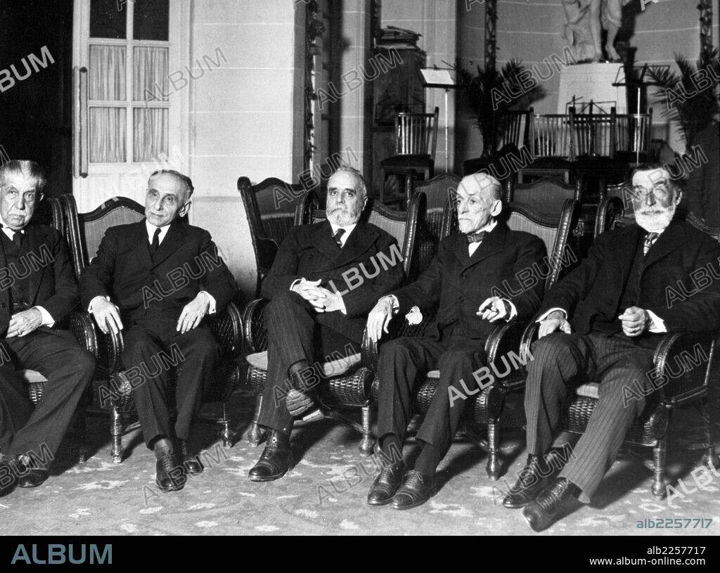 SANCHEZ GUERRA , JOSE. POLITICO ESPAÑOL. CABRA 1859 - 1935. REUNION DEL GRUPO CONSTITUCIONALISTA. DE IZQUIERDA A DERECHA --- BERGAMIN ,. MELQUIADES ALVAREZ , SANCHEZ GUERRA , VILLANUEVA Y BURGOS MAZO REPRODUCCION FOTO.