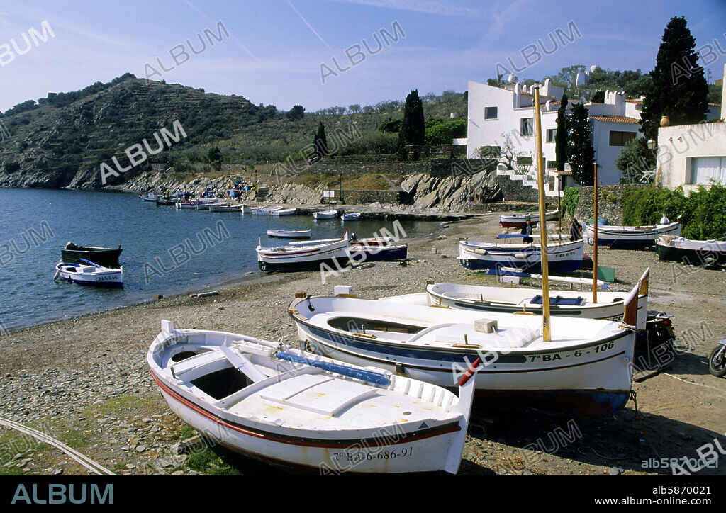 Cadaqués / Port Lligat; playa / platja de Port Lligat y casa museo de Salvador Dalí.