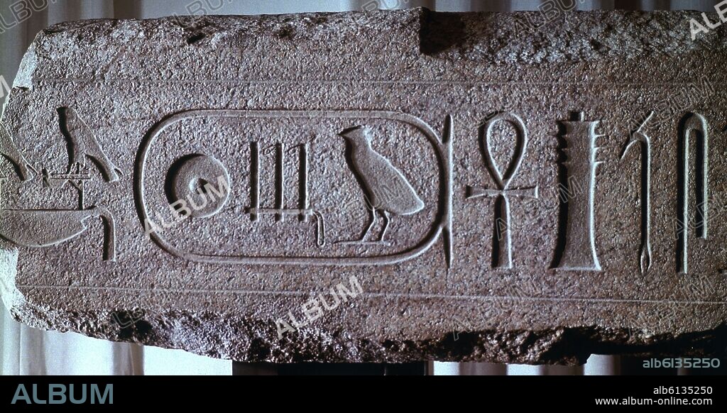 TITULATURA REAL, REY SAHURE. IMPERIO ANTIGUO V DINASTIA HACIA 2450 A.C. GRANITO. ALTURA 8.