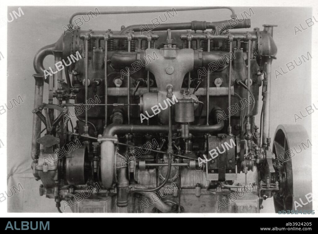 115 PS Daimler airship engine of Zeppelin LZ 6, c1909-1910 (1933). In 1909 LZ6 became the first Zeppelin to be used for commercial passenger transport. A photograph from Zeppelin-Weltfahrten, Vom ersten Luftschiff 1899 bis zu den Fahrten des LZ127 Graf Zepplin 1932, Dresden, 1933.