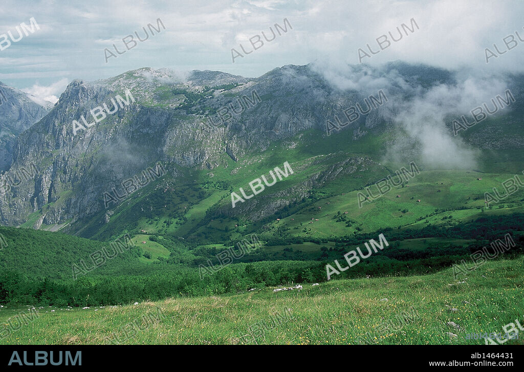 ASTURIAS. PICOS DE EUROPA. Panorámica del paisaje desde la zona de descanso desde el Collado Pandebano a la localidad de Bulnes. España.