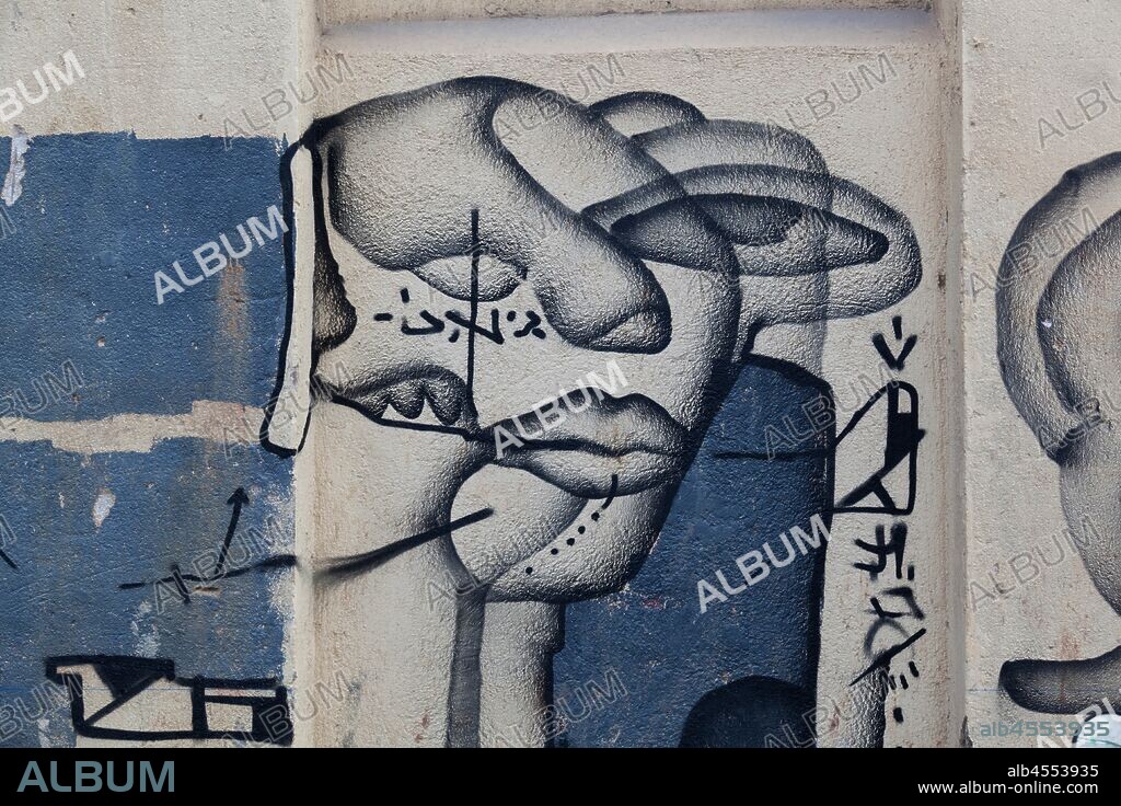 Cara cubista en tonos de grises sobre fondo azul, graffiti mural, barrio Poblenou; Distrito San Martin, Barcelona en 2016.