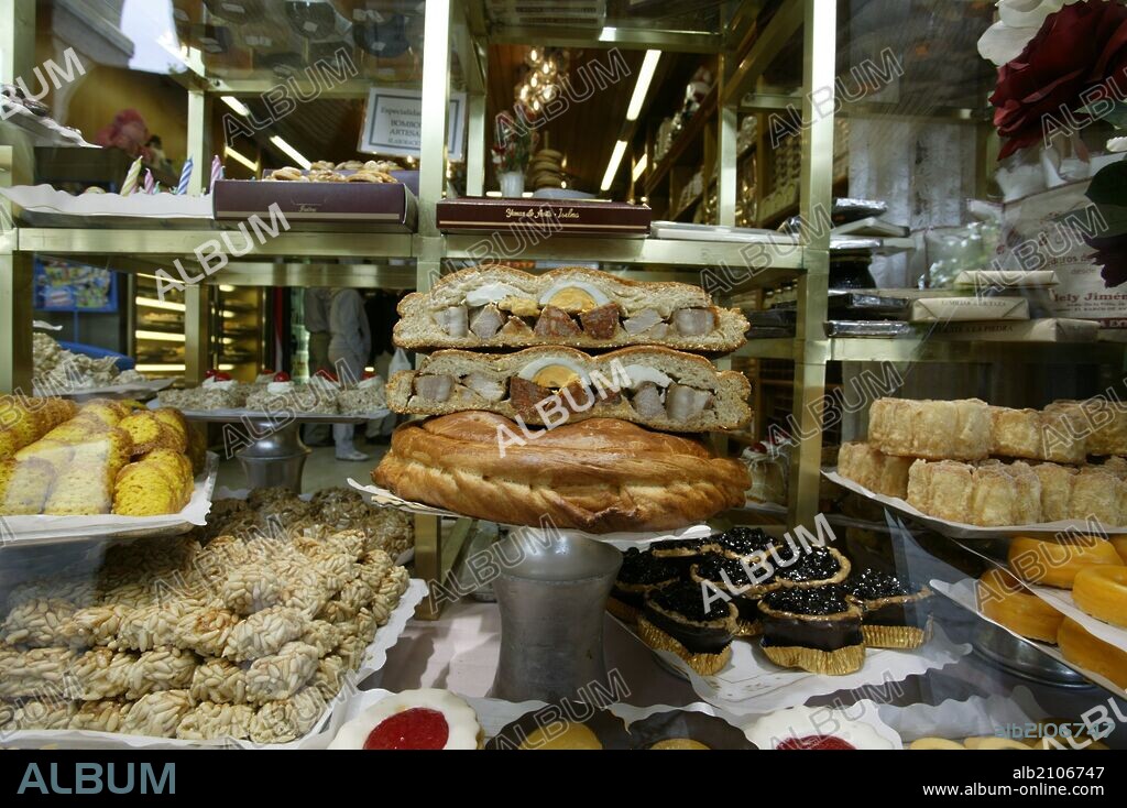 ESCAPARATE DE UNA PASTELERIA EN LA PLAZA DEL MERCADO GRANDE O DE SANTA TERESA DE JESUS.