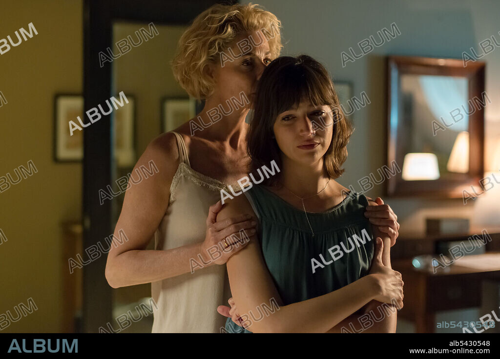 BELEN RUEDA y URSULA CORBERO en LA EMBAJADA, 2016, dirigida por CARLOS SEDES y EDUARDO CHAPERO-JACKSON. Copyright Atresmedia Televisión / Bambú Producciones.