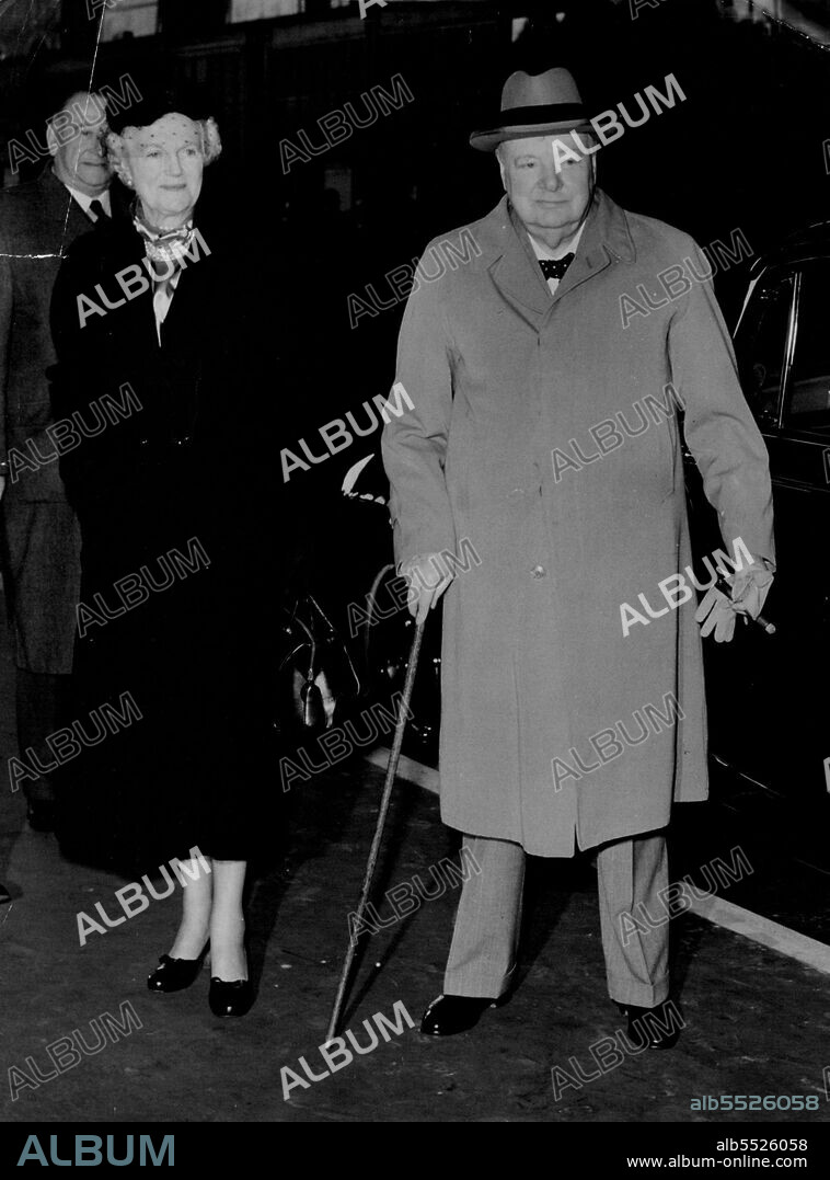 Churchill Leaves For Tory Conference : Prime Minister Sir Winston Churchill, accompanied by Lady Churchill, as he left Victoria station, London, to-day (Friday) to attend the conservative party conference at Margate, Kent. October 09, 1953. (Photo by Reuterphoto).