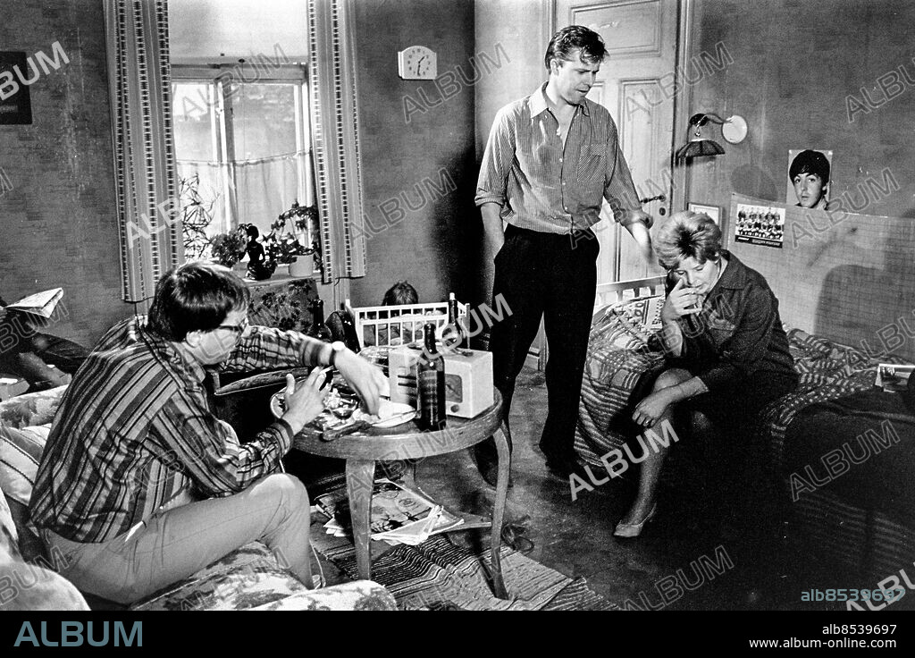 1967-06-29.. JÄMSIDES. TV-pjäs av Bengt Bratt i regi av Bernt Callenbo.. Sänt första gången 1967-09-26.. Här ses från vänster skådespelarna Frej Lindqvist, som Vännen, Sven Wollter, som Mannen, och Pia Rydwall, som Kvinnan.. Foto: Anders Berg / RiR / SVT / Kod: 5600. Bild och notis publ. i RiR 39/67 sid. 27.. RiR 18635 sv/v neg  . TV-teater Trio.
