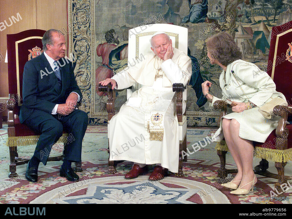 Madrid, 05/03/2003. Trip of John Paul II to Madrid. Meeting of His Holiness the Pope with His Holiness. MM. Kings Don Juan Carlos and Doña Sofía in the State pavilion of the Barajas Airport.