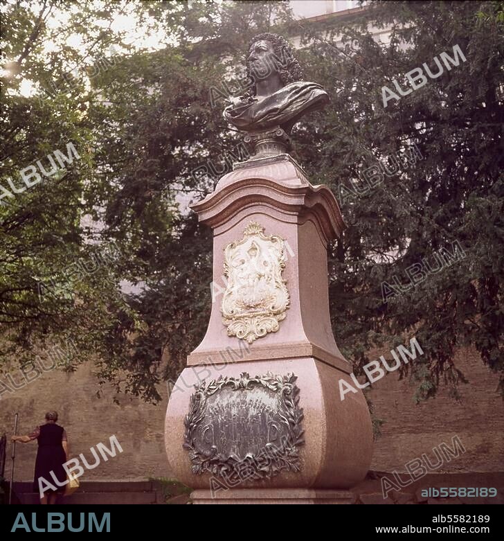 Böttger, Johann Friedrich Alchimist, "Erfinder" des Porzellans Schleiz 4.2.1682 - Dresden 13.3.1719. Böttger-Denkmal in Meißen am Eingang der Porzellanmanufaktur. (1891 errichtet). Foto.