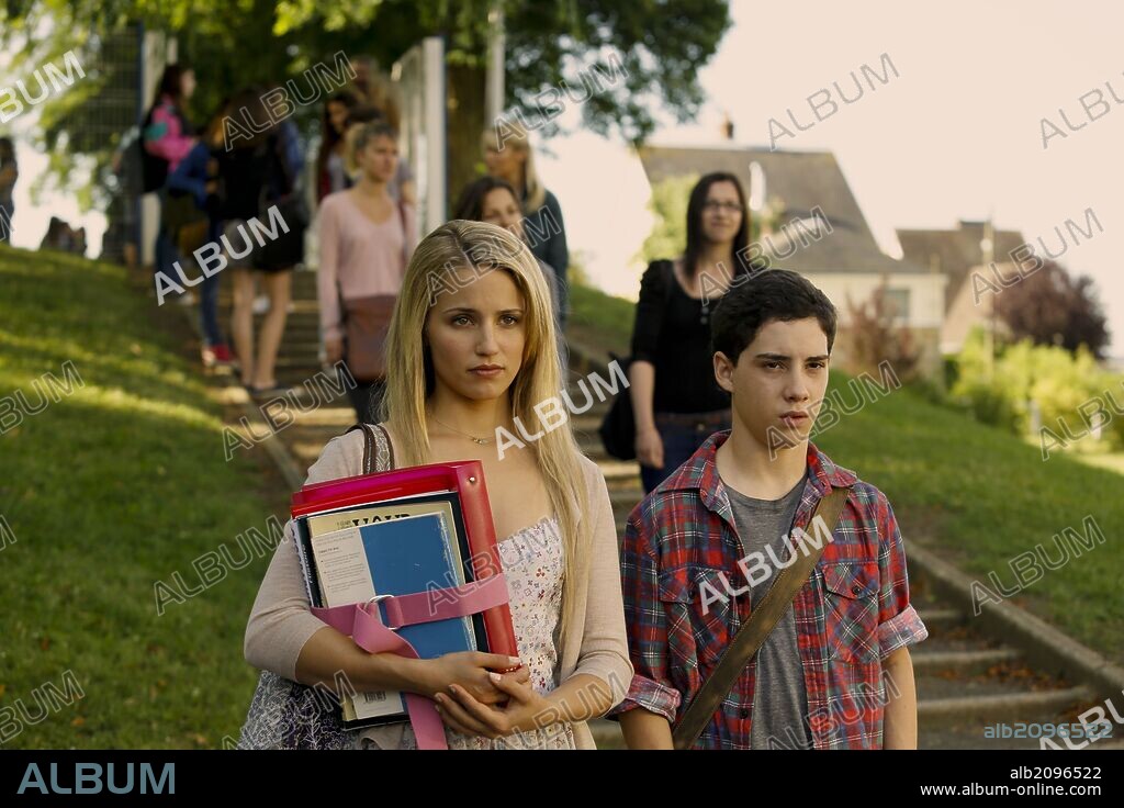 DIANNA AGRON and JOHN D'LEO in THE FAMILY, 2013, directed by LUC BESSON. Copyright EUROPACORP.