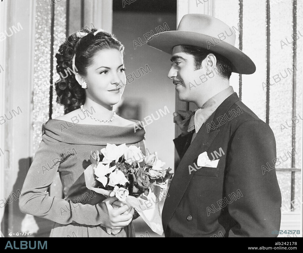 PEDRO INFANTE en EL GALLO GIRO, 1948, dirigida por ALBERTO GOUT. Copyright AZTECA.