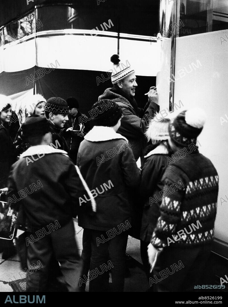 ARKIV FALUN 19620122.. Lennart Hyland, radio- och TV-journalist, tillsammans med några barn.. Foto: Jarl Ekenryd / SVT / Kod: 5600. Reportage publ. i RiR 5/62.. RiR 16212. sv/v. Mapp: TV Sportextra TV-Diverse. Mössor Toppluvor Radiosport Autografer.