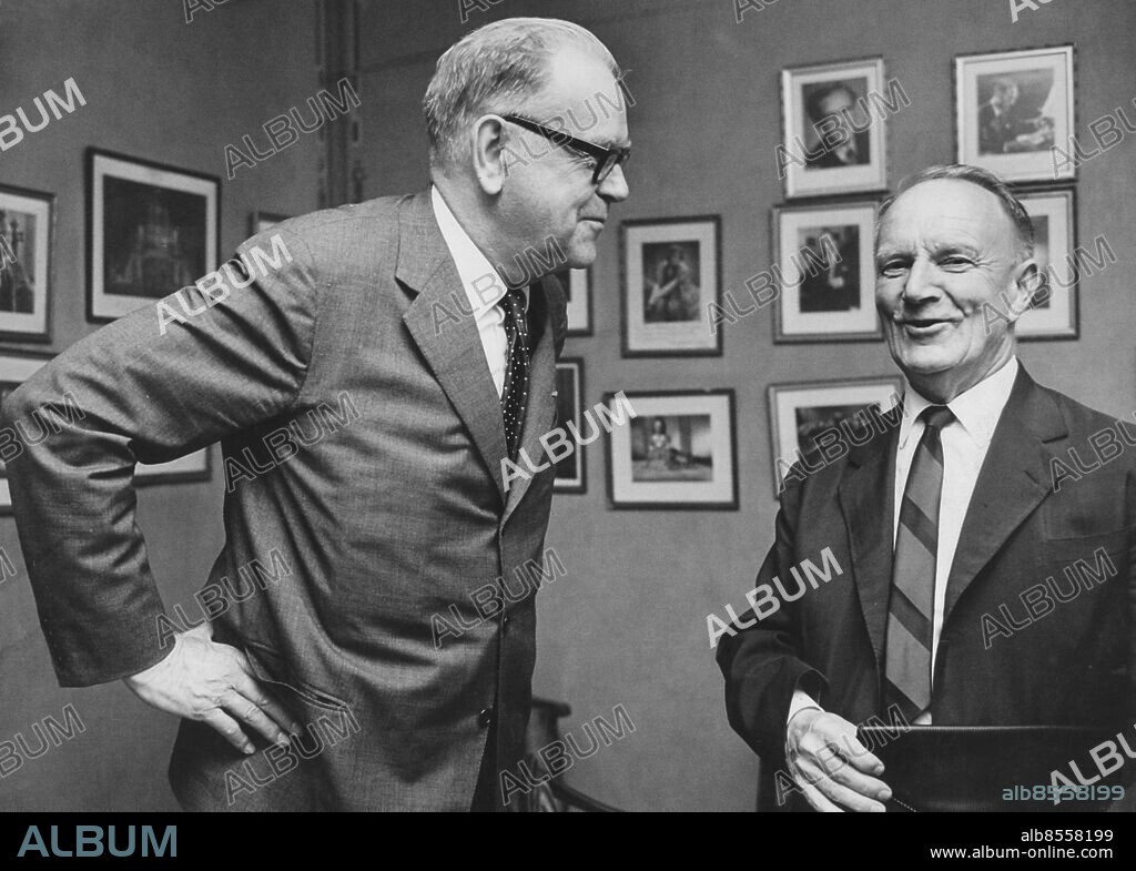 ©SCANPIX SWEDEN, 1968-08-27.. Tage Erlander och centerledaren Gunnar Hedlund.. Erlander (t.v.) och Hedlund känner varann på pulsen inför valduellen.. Foto: Scanpix. Code: 20360.