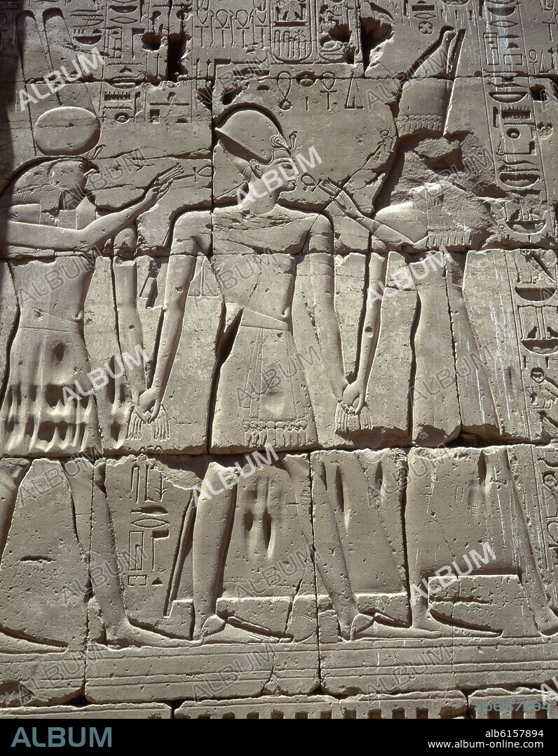 RELIEVES EN UN PILON DE DIOSES EGIPCIOS-HORUS Y RA - FOTO AÑOS 80.