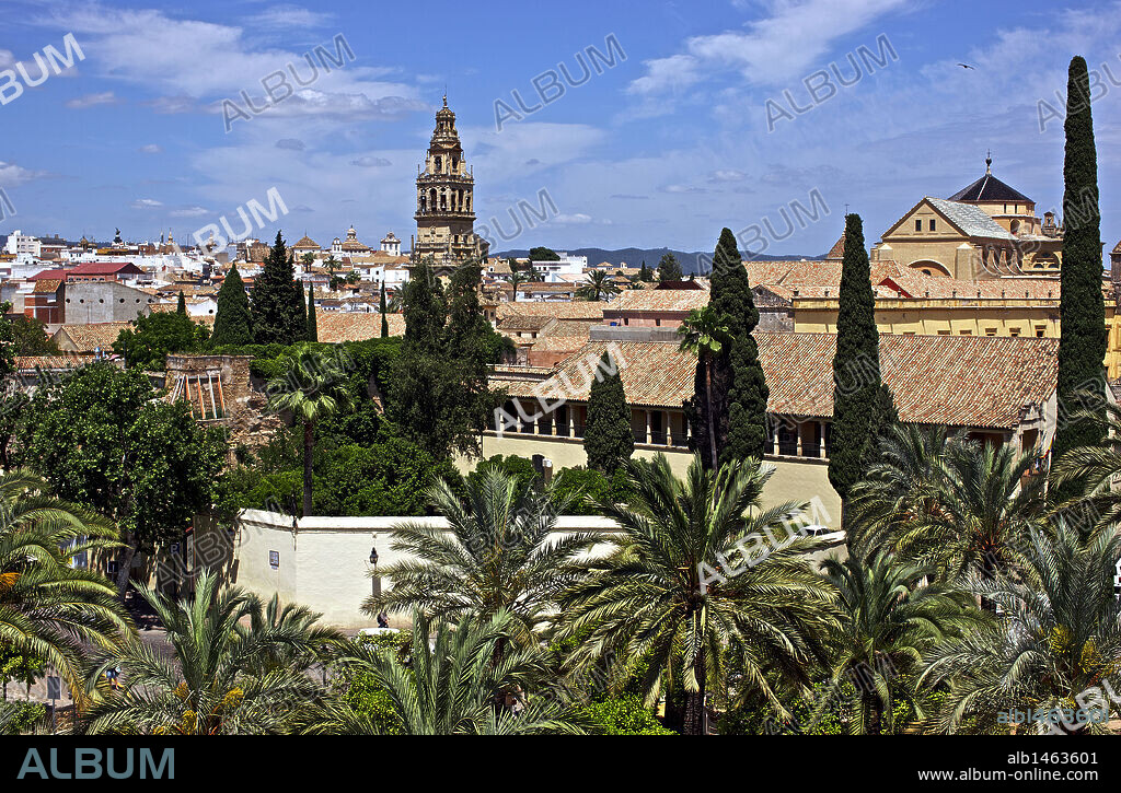 ANDALUCIA. CORDOBA, capital. Vista general de la ciudad, con campanario renacentista de la Mesquita-Catedral, al fondo. España. Europa.