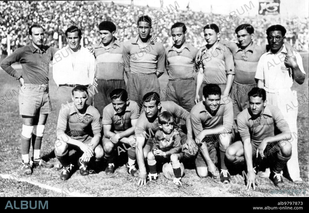 El equipo de boca Juniors que se Clasificó segundo en el campeonato argentino de 1933. De izquierda A Derecha: de Pie: Alejandro Mena (Guardameta), Mario Fortunato (Entrenador), Romildo Jorge Etcheberry, Martim Mercio Silveyra, Alberto Ubaldo Viola, Antonio Ángel Martínez, Pedro Binis Arico Suárez y el Masajista. Sentados: Miguel Ángel Nardini, delfín Benítez Cáceres, Francisco Antonio Varallo, Roberto Eugenio Cherro y Tomás Antonio Garibaldi.