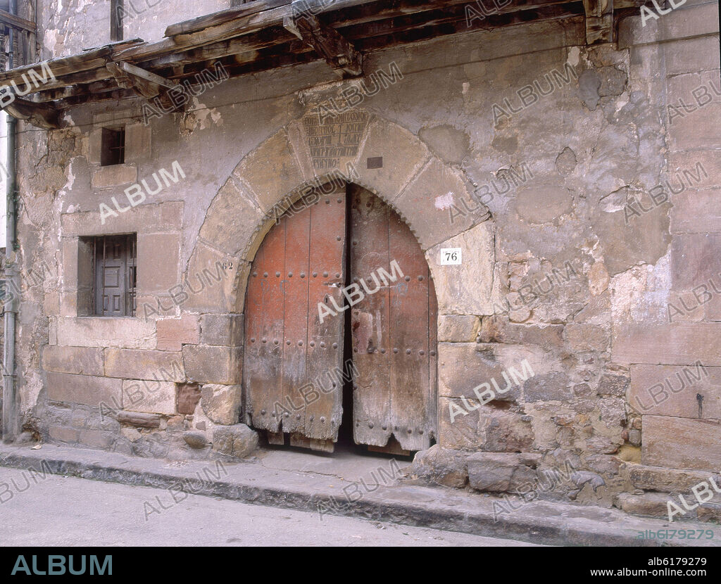 CASA MEDIEVAL CON PORTADA DE ARCO OJIVAL E INSCRIPCION GOTICA EN LA CLAVE.